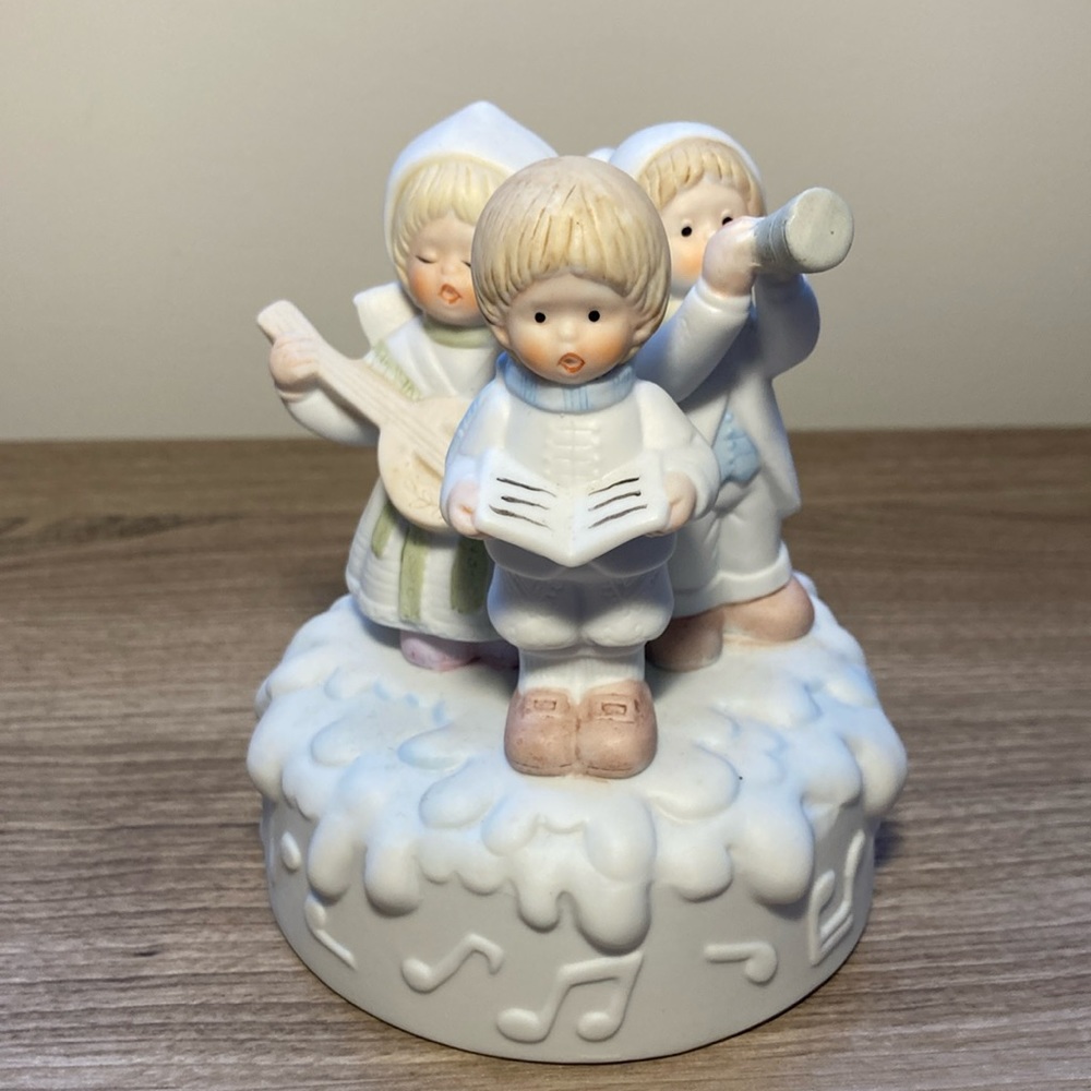 Christmas Carolers porcelain music box “joy to the world “